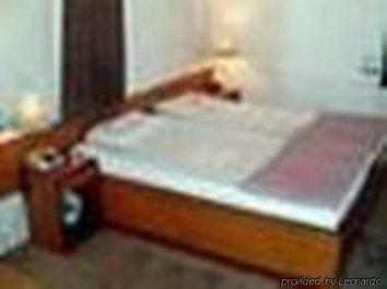 Hotel Bhooshan, Shivajinagar, 2*